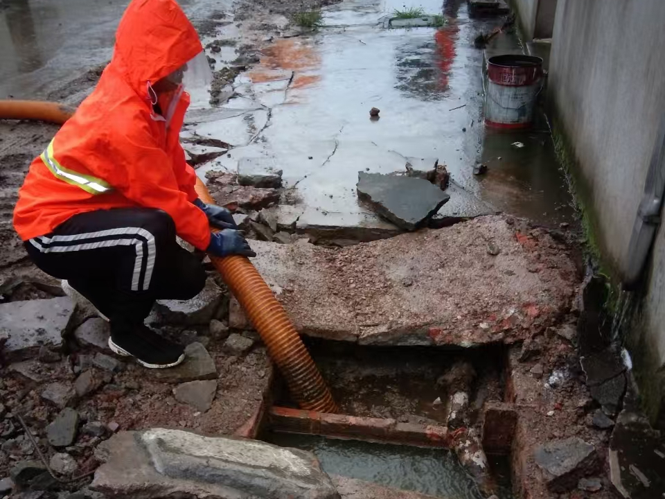 垦利专业清理污水池 炜誉市政以规范流程守护城市 “肠道”